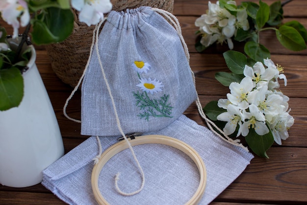 Haft na lnianej torbie